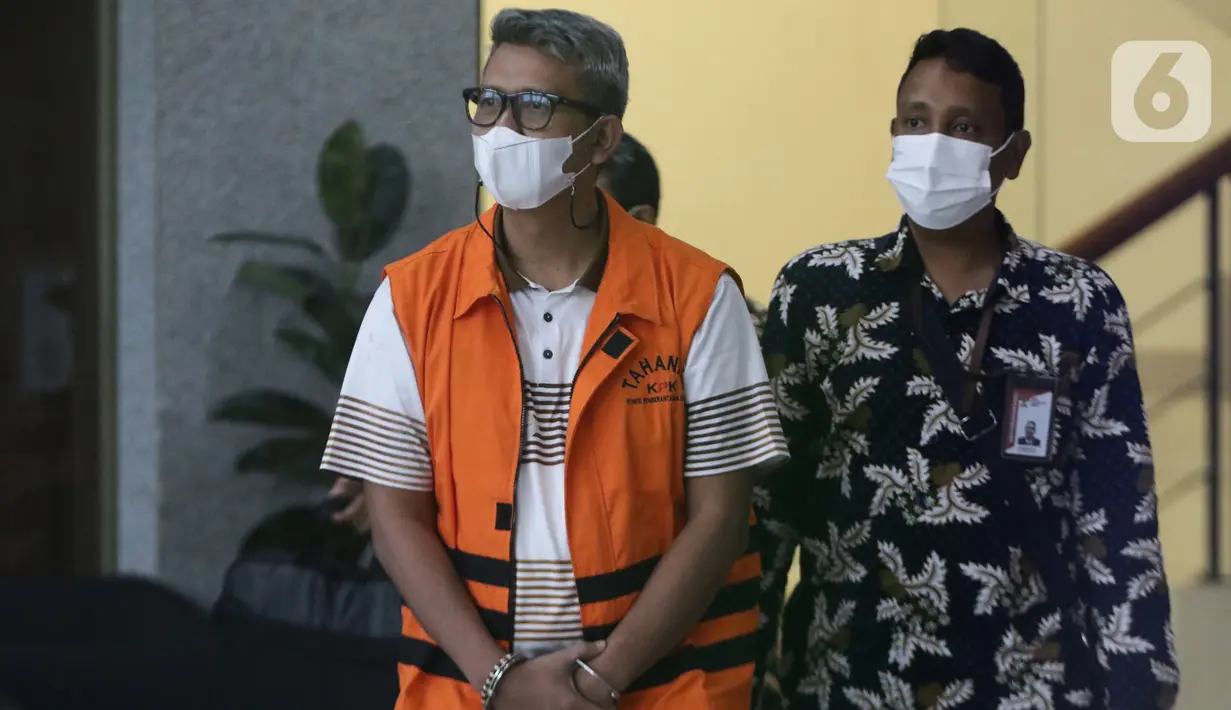 Bupati Bintan nonaktif Apri Sujadi (kiri) berjalan keluar Gedung KPK, Jakarta, Kamis (28/10/2021). Apri menjalani pemeriksaan dugaan korupsi pengaturan barang kena cukai dalam pengelolaan Kawasan Perdagangan Bebas dan Pelabuhan Bebas (KPBPB) Kab Bintan 2016-2018. (Liputan6.com/Helmi Fithriansyah)