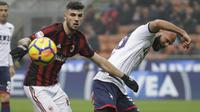 Striker AC Milan, Patrick Cutrone, berebut bola dengan bek Crotone, Arlind Ajeti, pada laga Serie A di Stadion San Siro, Milan, Sabtu (6/1/2018). AC Milan menang 1-0 atas Crotone. (AP/Luca Bruno)