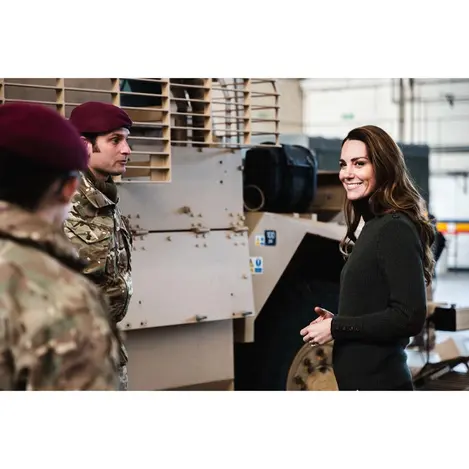 Potret Garang Kate Middleton Kenakan Seragam Militer Angkatan Udara