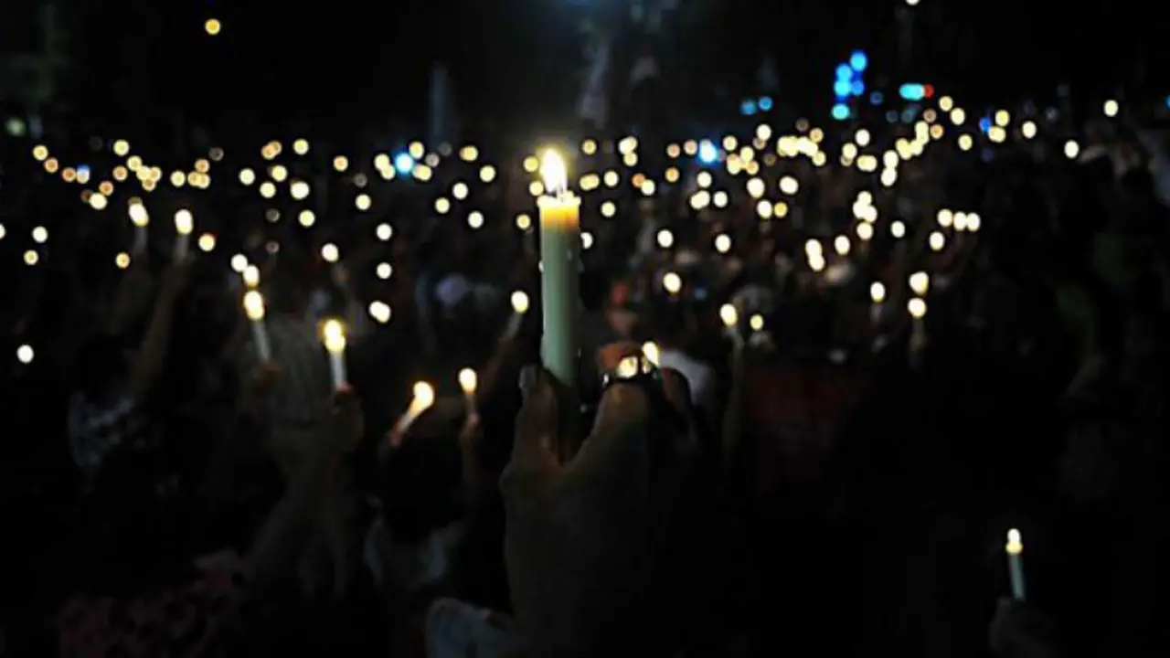 Kenang Angeline, Puluhan Orang Nyalakan Lilin di Bundaran HI