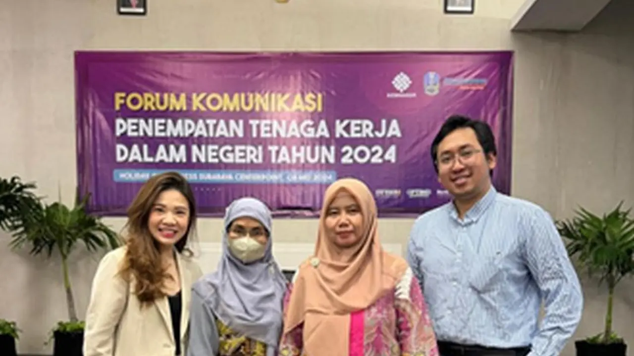 Presdir Val The Consultant Valeriana Rosmaya dan Kepala Divisi SDM Val The Consultant Supreme Halim menghadiri “Forum Komunikasi Penempatan Tenaga Kerja Dalam Negeri” yang dilaksanakan oleh Disnakertrans Surabaya. (Dok Val The Consultant)
