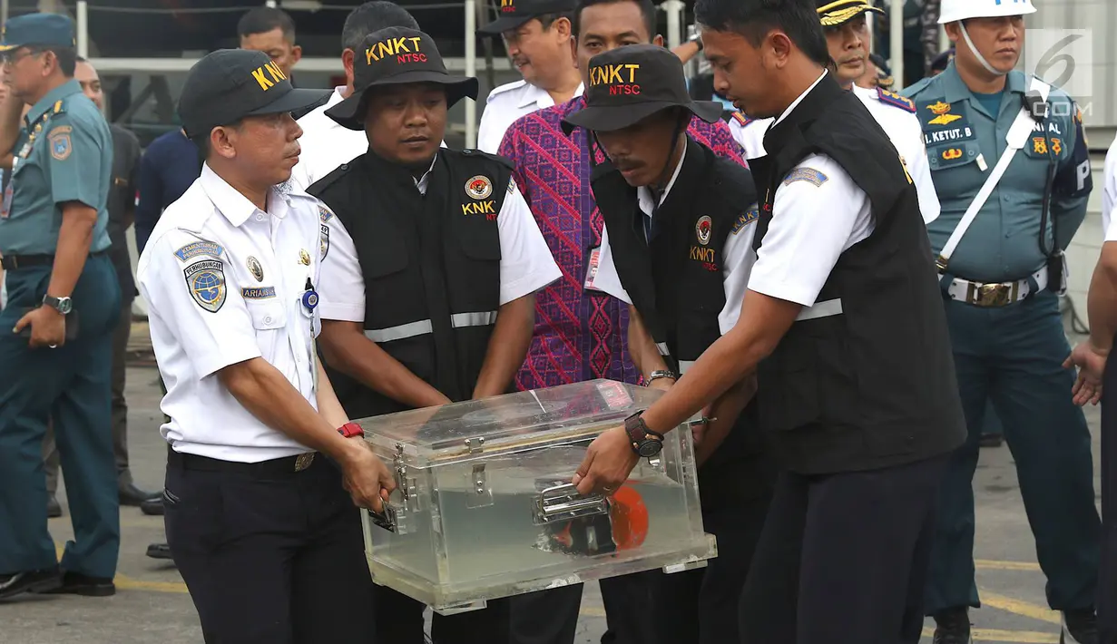 Anggota KNKT membawa black box bagian Cockpit Voice Recorder (CVR) pesawat Lion Air JT 610 di Pelabuhan Tanjung Priok, Jakarta, Senin (14/1). CVR ini ditemukan tim penyelam Kopaska dan Dislambir Koarmada I. (Liputan6.com/Immanuel Antonius)
