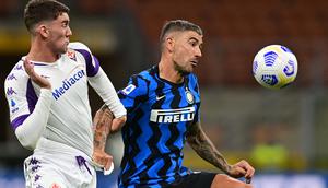 Aleksandar Kolarov. Bek berusia 36 tahun yang kini memasuki musim kedua memperkuat Inter Milan ini sebelumnya sempat membela Lazio (2007/2008 hingga 2009/2010) dan AS Roma (2017/2018 hingga 2019/2020) di Liga Italia. Satu Scudetto diraihnya bersama Inter Milan pada 2020/2021. (AFP/Miguel Medina)