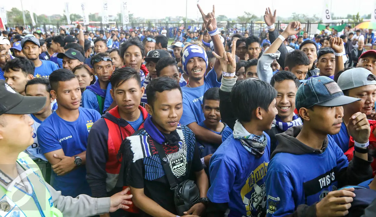 Antrian pendukung Persib Bandung saat di pintu masuk Stadion Gelora Bandung Lautan Api (GLBA), Jawa Barat, Sabtu (15/4). Bobotoh penasaran ingin melihat aksi Essien dan Cole di laga perdana Maung Bandung. (Liputan6.com/Yoppy Renato)