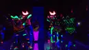 Koleksi glow in the dark menjadi simbol inovasi ramah lingkungan, membuktikan bahwa fashion juga bisa menghemat energi.  [Dok/Merdi Sihombing].