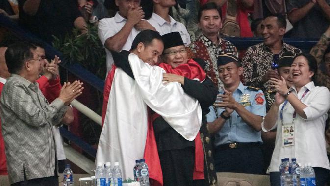 Presiden Joko Widodo atau Jokowi dan Ketua Umum Pengurus Besar Ikatan Pencak Silat Indonesia (IPSI) Prabowo Subianto memeluk atlet pencak silat Hanifan Yudani di Jakarta, Rabu (29/8). (ANTARA FOTO/Kumparan/INASGOC/Aditia Noviansyah/pras/18)