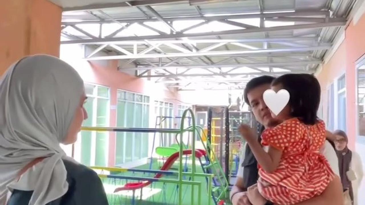 6 Potret Dimas Seto dan Dhini Aminarti Gendong Balita saat Kunjungi PSAB Bandung, Auranya Mengayomi Banget