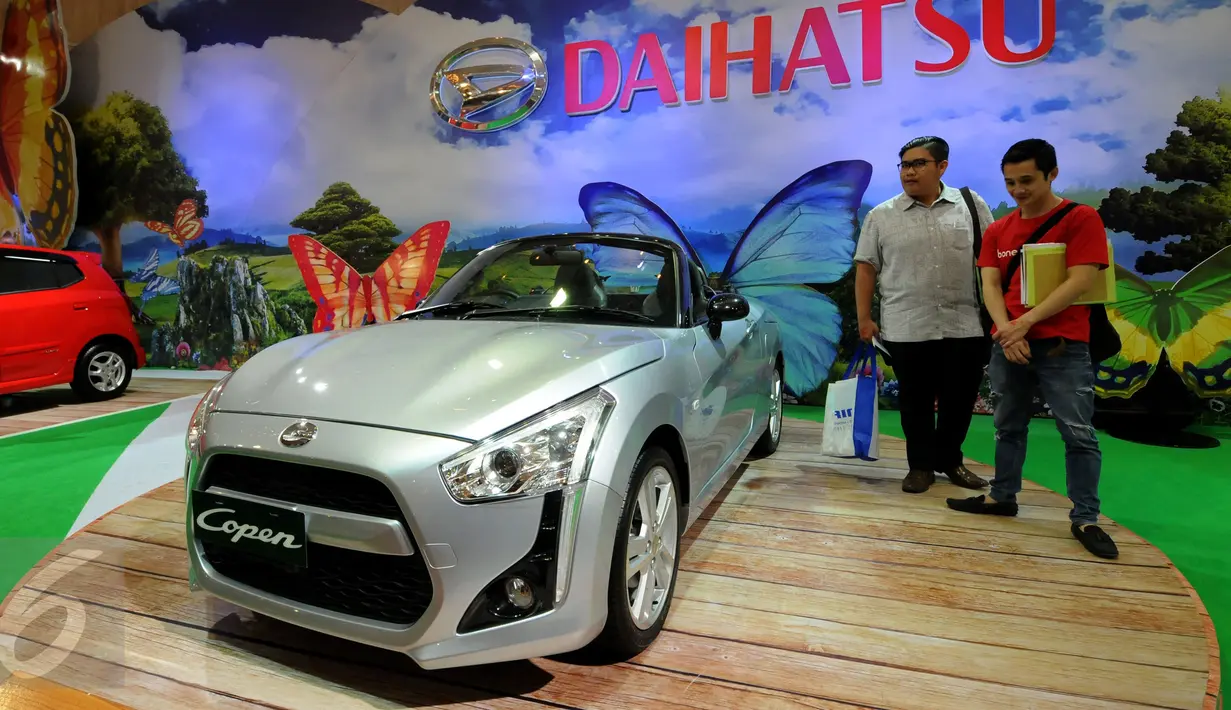 Pengunjung melihat-lihat produk terbaru Daihatsu Copen yang dipamerkan di Jakarta Auto Show 2015, Rabu (28/10/2015). Jakarta Auto Show 2015 berlangsung pada 28 Oktober hingga 1 November 2015. (Liputan6.com/Helmi Fithriansyah)