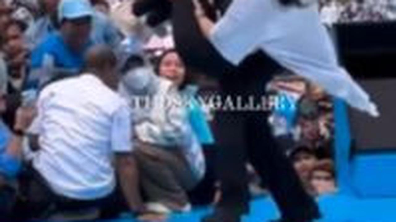 VIDEO: Sigapnya Mayor Teddy Bopong Cewek yang Pingsan Saat Prabowo Pidato, Bikin Netizen Ngiri