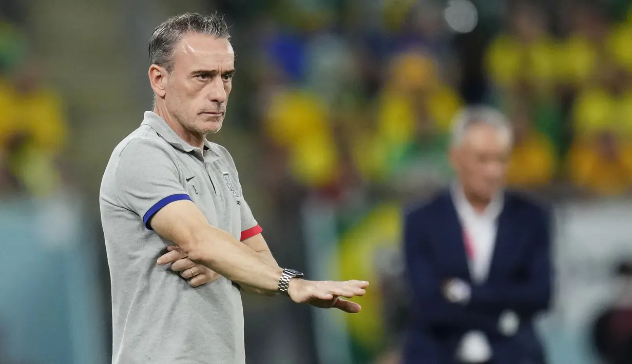 Langkah Taeguk Warriors harus terhenti di babak 16 besar Piala Dunia 2022 usai ditaklukkan Brasil. Kekalahan tersebut membuat sang pelatih Paulo Bento tidak memperpanjang kontrak dengan Korea Selatan. (AP/Manu Fernandez)