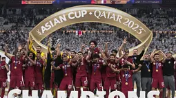 Para pemain Qatar melakukan selebrasi juara Piala Asia 2023 setelah menaklukkan Yordania di Stadion Lusail, Sabtu (10/2/2024). Berkat kesuksesan ini, Qatar pun berhak mempertahankan gelar juara mereka usai sebelumnya berjaya di edisi 2019 yang digelar di Uni Emirat Arab. (AP Photo/Hussein Sayed)