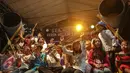 Anak-anak merayakan malam takbir dengan bernyanyi dan memukul beduq di Jalan Tanah Abang, Jakarta, Kamis (16/7/2105). Pemerintah melalui Kementerian Agama telah menetapkan 1 Syawal 1436H yang jatuh pada tanggal 17 Juli 2015.(Liputan6.com/Faizal Fanani)