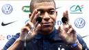 Striker AS Monaco, Kylian Mbappe, saat menghadiri jumpa pers usai berlatih bersama Timnas Prancis di Clairefontaine, Yvelines, Selasa (30/5/2017). (AFP/Franck Fife)