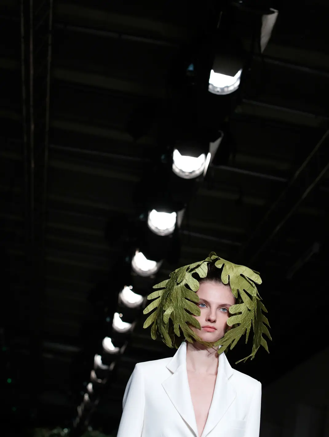 PHOTO: Ada Model dengan Rambut Daun Melenggang di Paris - Foto Liputan6.com
