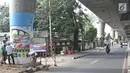 Suasana pembuatan mural di bawah Jalan Layang Non-tol Antasari, Jakarta, Sabtu (10/3). Sebanyak 63 tiang akan dilukis mural oleh perwakilan dari SMA dan SMK di Jakarta untuk mempercantik kawasan tersebut. (Liputan6.com/Herman Zakharia)