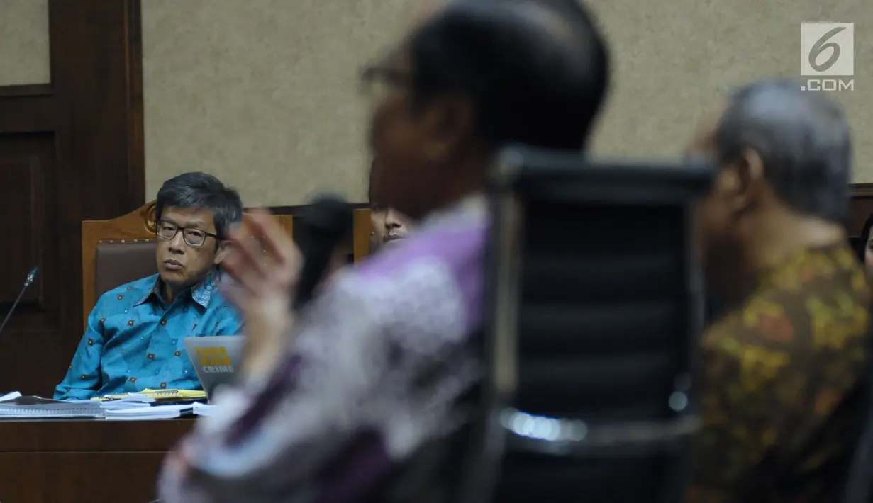 Mantan Dirut PT Quadra Solutions, Anang S Sudihardjo (kiri) menyimak keterangan saksi pada sidang lanjutan dugaan korupsi pengadaan E-KTP di Pengadlian Tipikor, Jakarta, Kamis (5/4). Sidang mendengar keterangan saksi. (Liputan6.com/Helmi Fithriansyah)