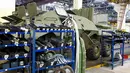 Perakitan Tank Militer Rusia di pabrik BTRs, Pabrik ini membuat kendaraan - kendaraan militer Rusia yang seperti tank atau kendaraan pengintai lainnya. (englishrussia.com/E.Golovach)