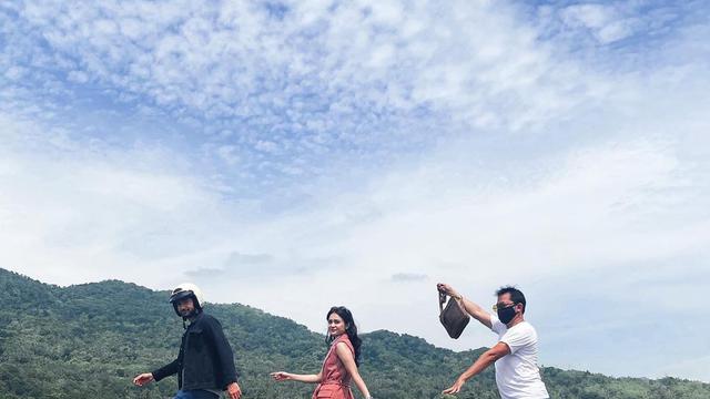 Main Film Bareng, Ini 6 Momen Reza Rahadian dan Michelle Ziudith saat Syuting