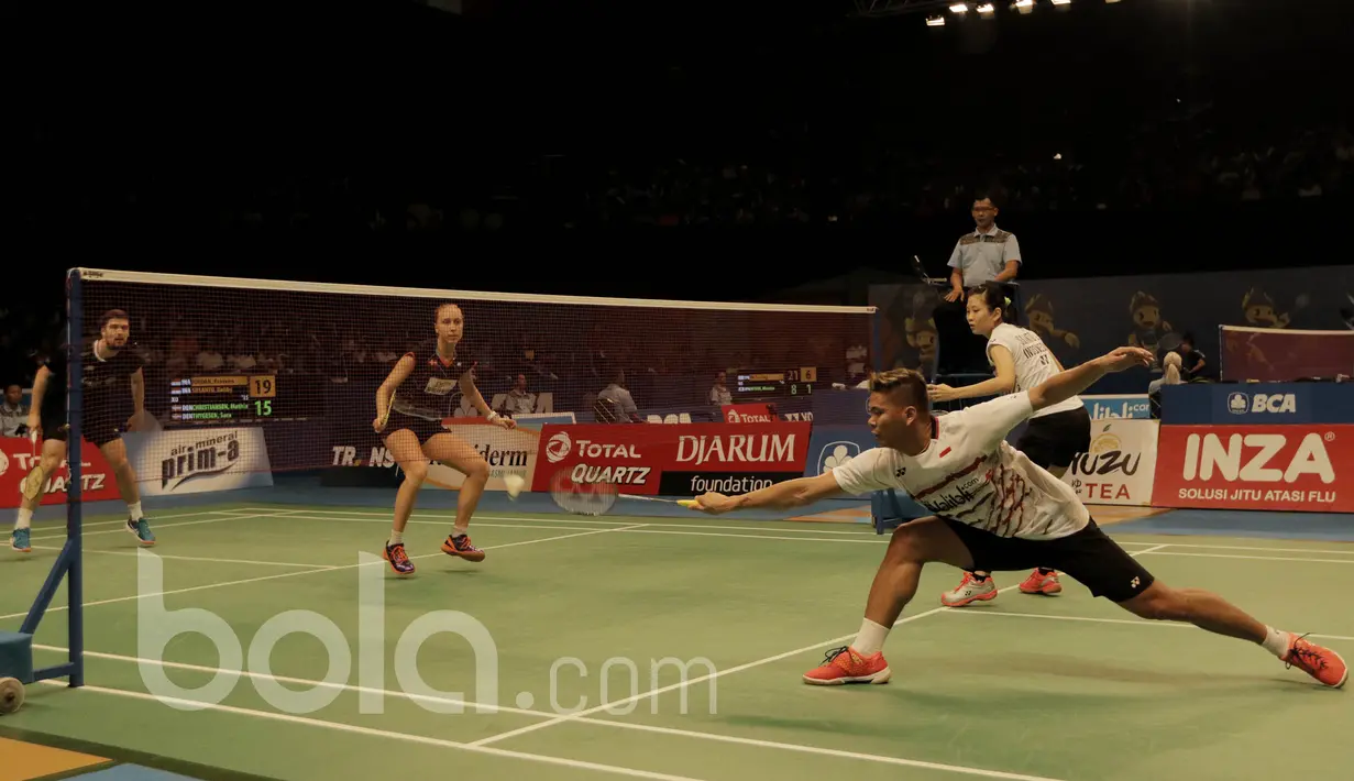 Ganda campuran Indonesia, Praveen Jordan/Debby Susanto, melawan pasangan Denmark, Mathias Christiansen/Sara Thygesen, di Indonesia Open 2017 di JCC, Selasa (13/6/2017). Pasangan Indonesia takluk  21-15, 19-21, 11-21. (Bola.com/M Iqbal Ichsan)
