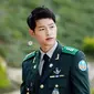 Karakter Yoo Si Jin yang diperankan Song Joong Ki di Descendants of the Sun memang memesona. Namun karakter ini seharusnya diperankan aktor 