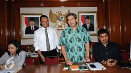 Komisioner KPU, Hadar Nafis Gumay (ketiga kiri) berdiri usai terpilih sebagai Plt Ketua KPU Pusat di Jakarta, Selasa (12/7). Hadar akan memimpin KPU hingga terpilihnya Ketua yang baru. (Liputan6.com/Helmi Fithriansyah)