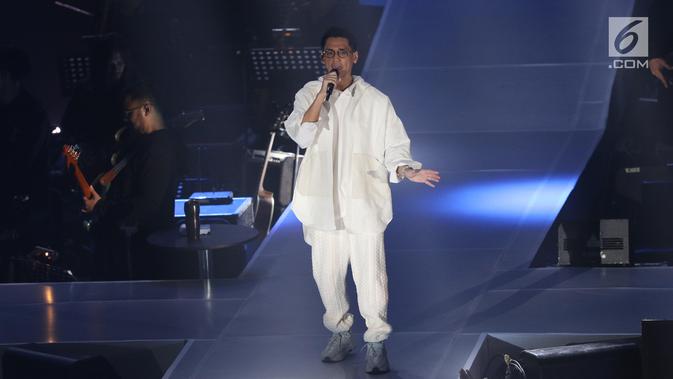 Penyanyi Afgansyah Reza atau Afgan menghibur penggemarnya saat menggelar konser bertajuk Dekade di Istora Senayan, Jakarta, Jumat (8/8/2019). Konser ini merupakan penanda 10 tahun penyanyi Afgansyah Reza di industri musik Indonesia. (Liputan6.com/Angga Yuniar)