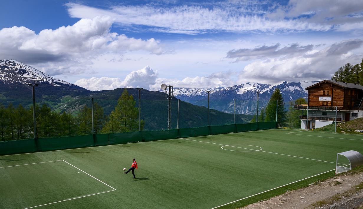 Suasana Stadion Ottmar Hitzfeld di tengah pegunungan Alpen Swiss (14/5/2020). Markas klub FC Gspon tersebut berada  pada ketinggian 2.000 meter di atas permukaan laut. (AFP/Fabrice Coffrini)