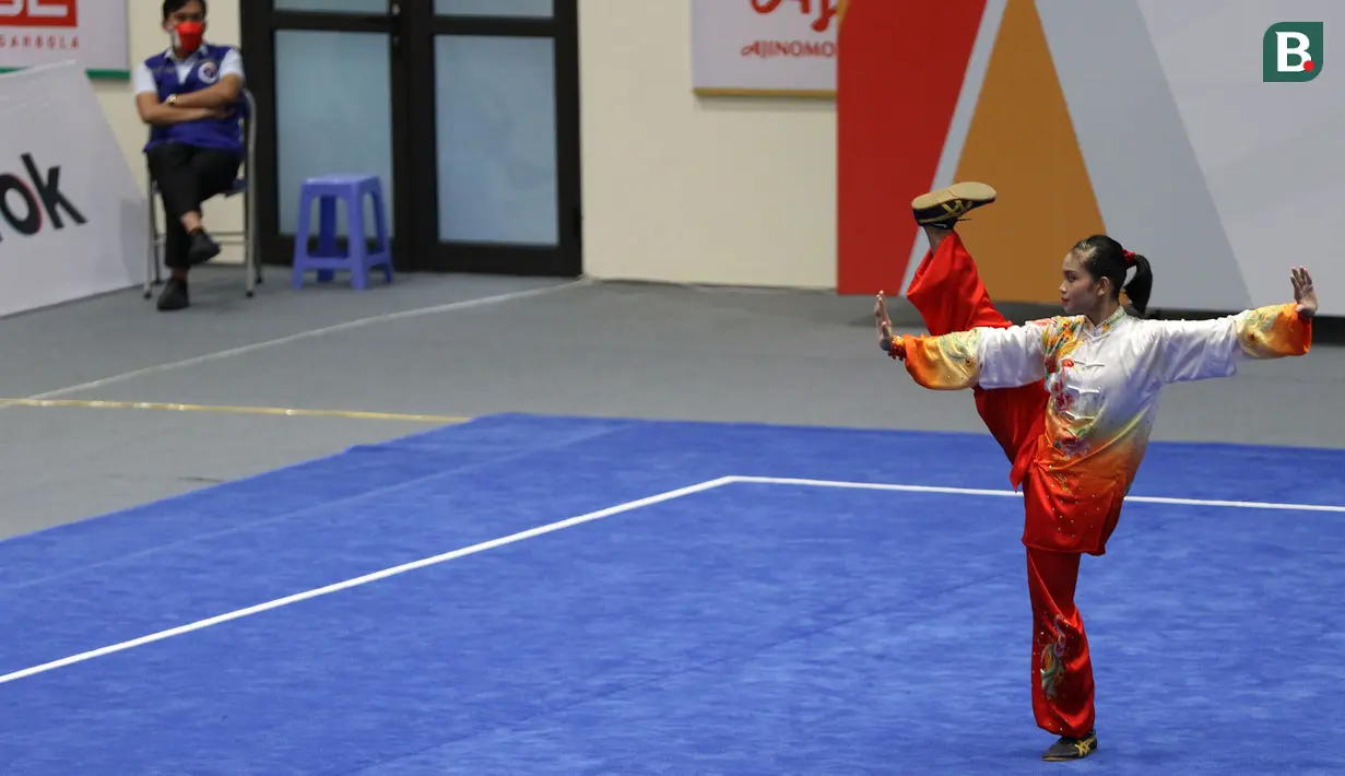 Atlet Wushu Indonesia, Alisya Mellynar saat bertanding dalam cabang olahraga Wushu nomor Taolu Tajiquan Wanita SEA Games 2021 yang berlangsung di Cau Giay Gymnasium, Hanoi, Sabtu (14/5/2022). Ia berhasil meraih medali emas setelah mengumpulkan skor 9,71. (Bola.com/Ikhwan Yanuar)