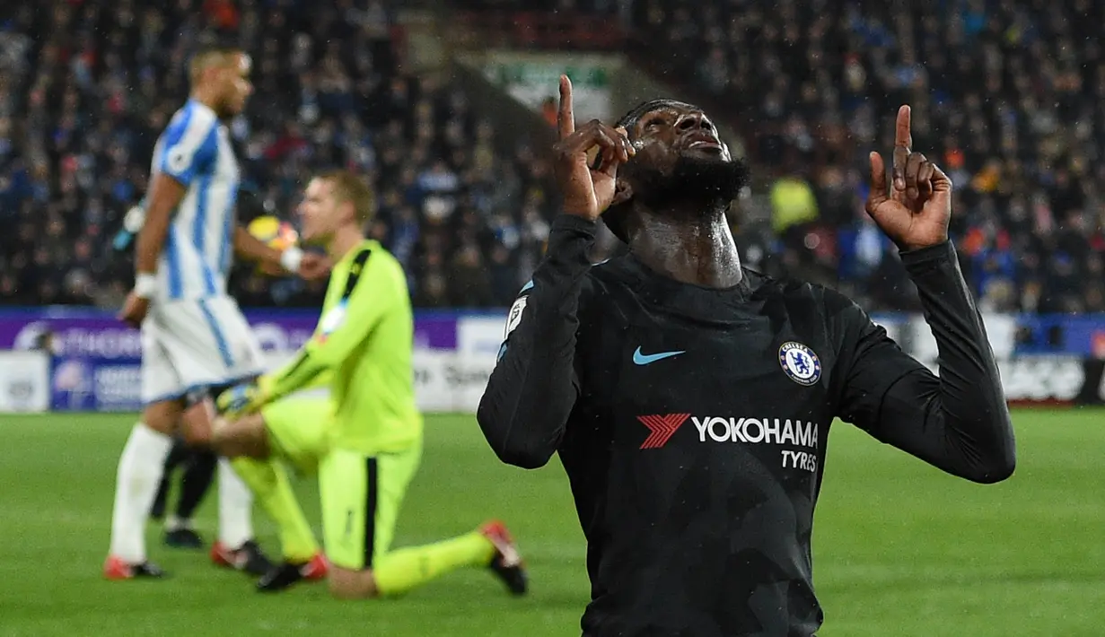 Gelandang Chelsea, Tiemoue Bakayoko merayakan gol ke gawang Huddersfield Town dalam lanjutan pertandingan Premier League di Stadion The John Smith's, Selasa (12/12). Chelsea menaklukkan tuan rumah Huddersfield Town dengan skor 3-1. (Oli SCARFF / AFP)