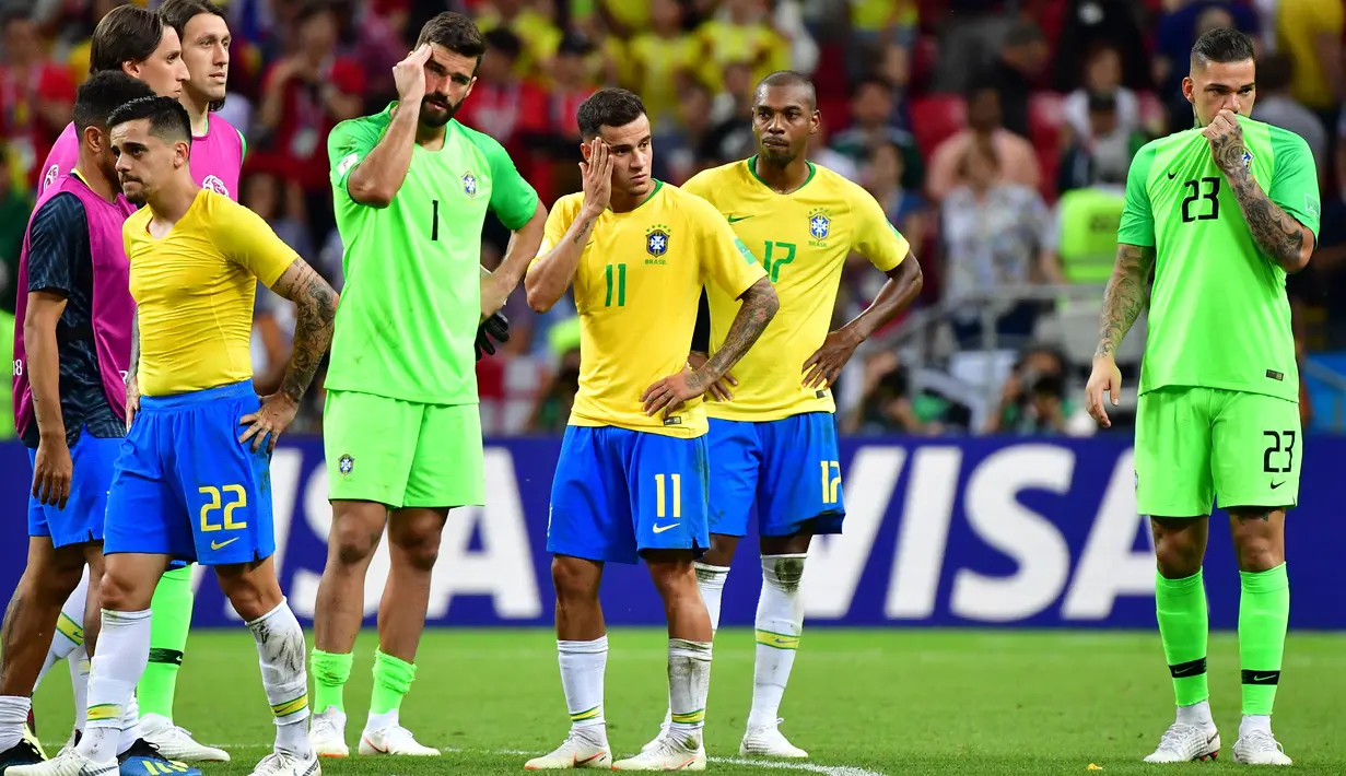 Para pemain Brasil bereaksi setelah kalah dari Belgia pada laga perempat final Piala Dunia 2018 di Stadion Kazan Arena, Jumat (6/7). Timnas Brasil terdepak dari Piala Dunia 2018 setelah takluk dari Belgia 1-2. (Luis Acosta/AFP)