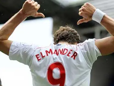 Bolton Wanderers' Swedish striker Johan Elmander celebrates his goal during the English Premier League football match between Wigan Athletic and Bolton Wanderers at The DW Stadium, Wigan, north-west England on October 23, 2010. AFP PHOTO/ANDREW YATES.