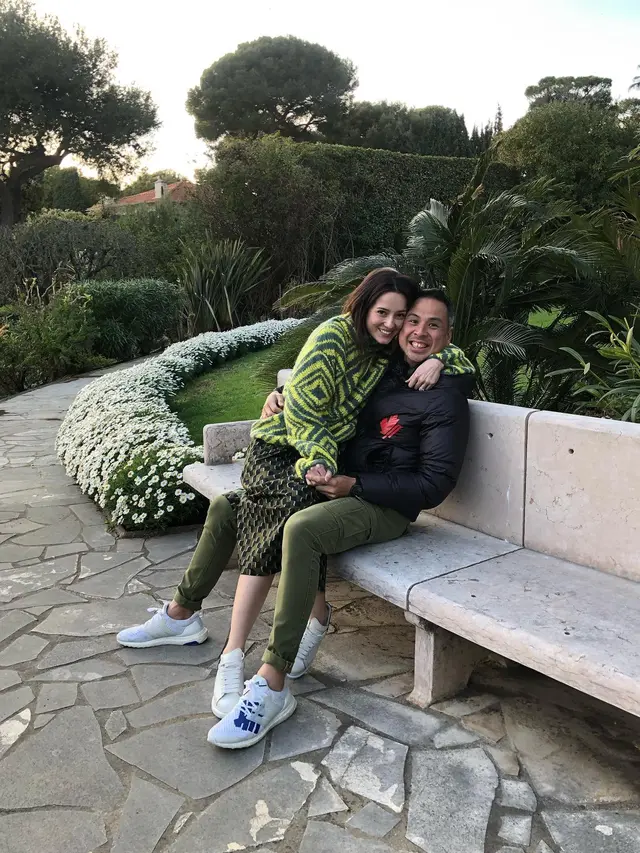 Satu Tahun Menikah, Ini 7 Potret Kemesraan Julie Estelle Bersama Suami