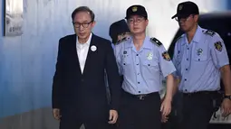 Mantan presiden Korea Selatan Lee Myung-bak tiba untuk menjalani persidangan di pengadilan di Seoul (6/9). Jaksa juga meminta denda 15 miliar won (13,3 juta dolar AS) dan penyitaan sebesar 11,1 miliar won (9,9 juta dolar AS). (AFP Photo/Jung Yeon-je)