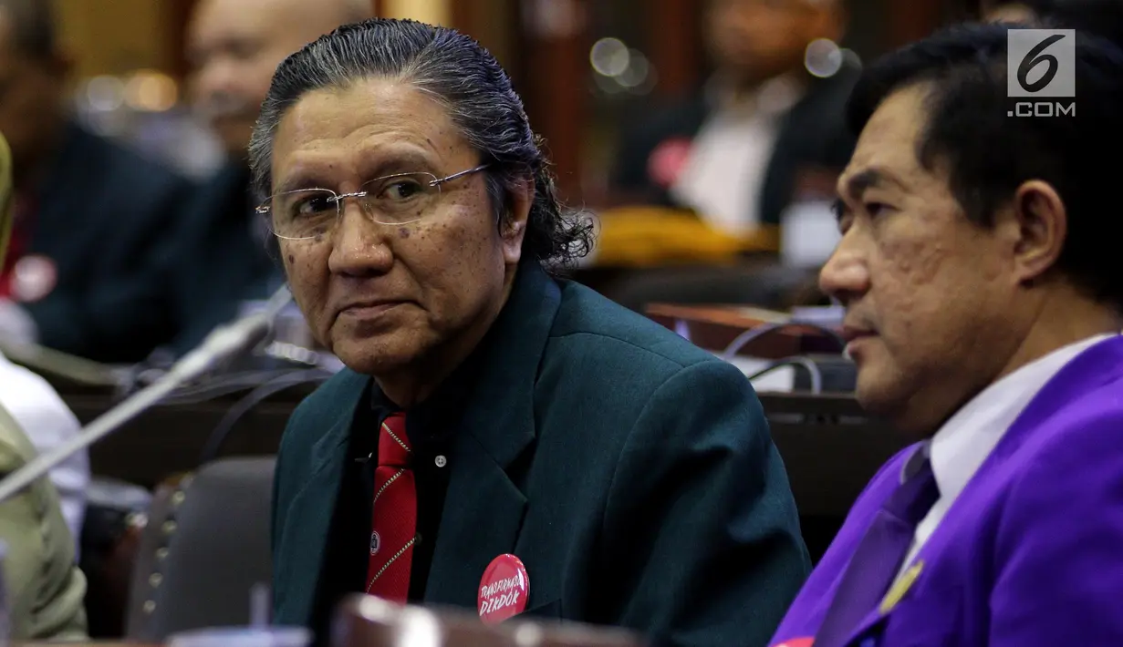 Ketua Umum Ikatan Dokter Indonesia, Oetama Marsis memaparkan pendapatanya saat menghadiri Rapat Dengar Pendapat Umum (RDPU) dengan Badan Legislasi DPR di Kompleks Parlemen, Jakarta, Senin (2/4). (Liputan6.com/JohanTallo)