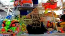 Pekerja sedang menyelesaikan kerangka liong Lily Hambali di Jalan Roda, Babakan Pasar, Bogor, Jawa Barat, Selasa (21/1/2020). Jelang hari raya Imlek pengrajin rumahan barongsai dan liong Lily Hambali ramai pemesanan. (merdeka.com/Magang/Muhammad Fayyadh)