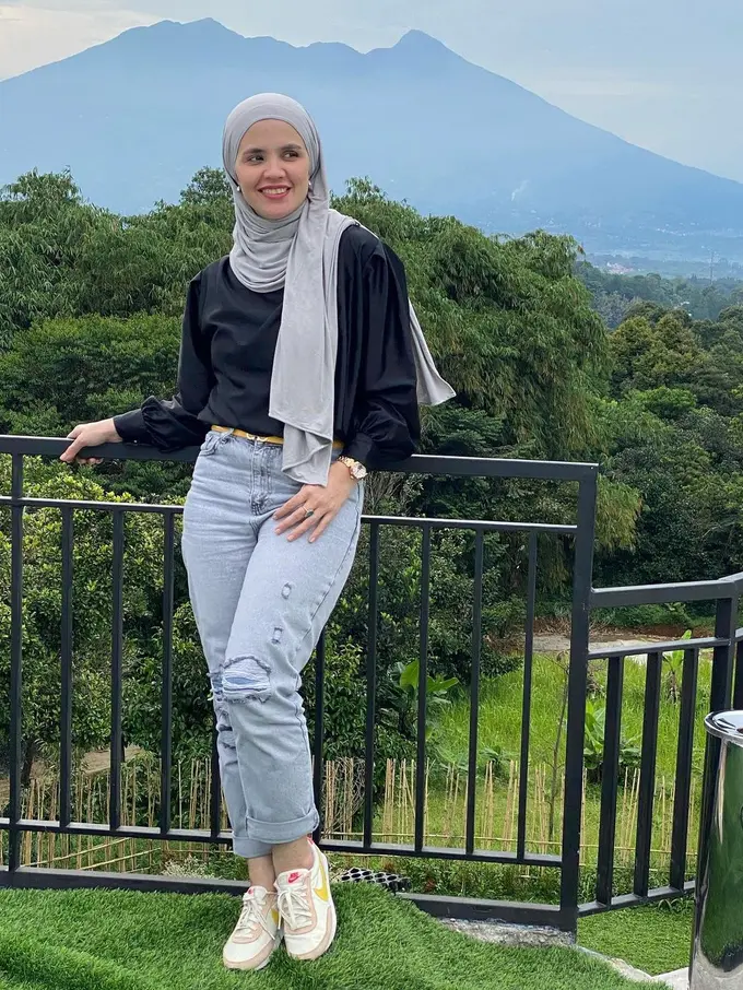 6 Gaya Casual Sporty Aldila Jelita, Istri Indra Bekti dalam Balutan Busana Warna-Warni