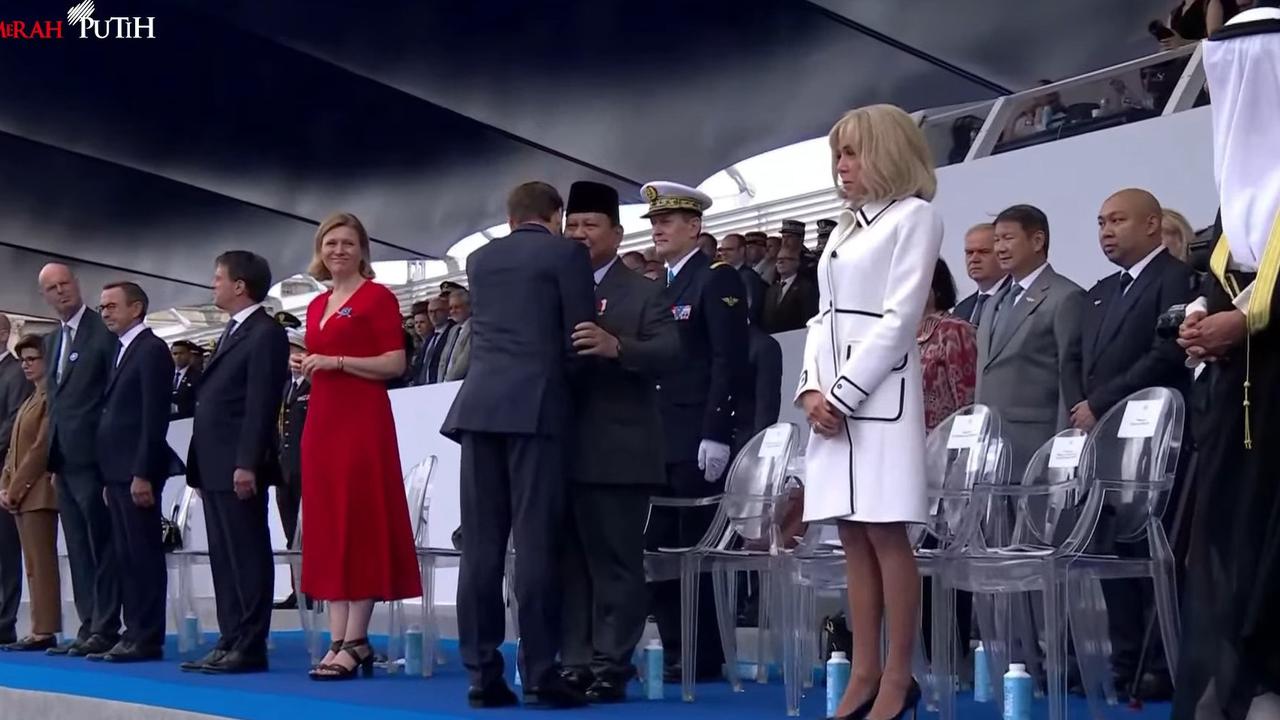 Momen Akrab Prabowo dan Presiden Macron di Bastille Day di Paris, Dipeluk dan Disambut Parade Militer