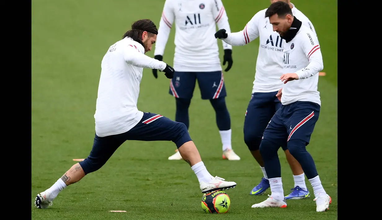 Namun, kedua bintang top beda sektor itu kini disatukan Paris Saint-Germain dan kemunculan Ramos berlatih bersama Messi dalam satu lapangan secara terbuka merupakan yang pertama pula sejak mereka gabung PSG. (AFP/Franck Fife)