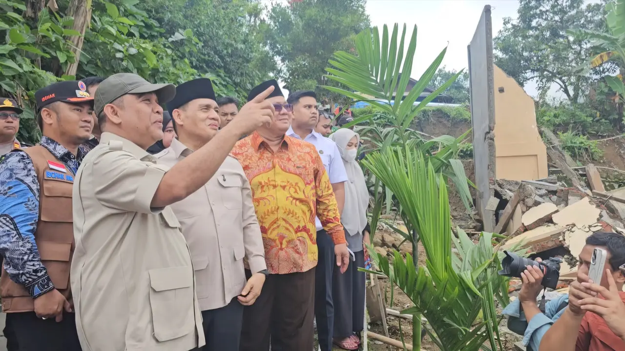 Ketua MPR RI, Ahmad Muzani bersama sejumlah kementerian dan anggota DPR RI, mendatangi lokasi tanah bergerak di Desa Padasari, Jatinegara, Kabupaten Tegal (Liputan6.com/Dicky Agung Prihanto)