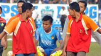 Sunny Hisbullah, kapten PSIM Yogyakata mengalami cedera saat uji coba kontra Timnas U-19. (Bola.com/Romi Syahputra)