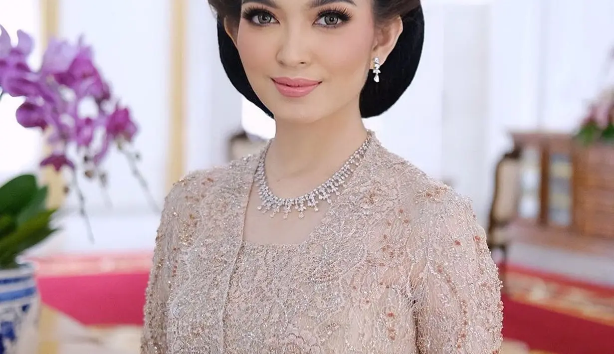 Penampilan tak terlupakan dari Selvi Ananda, istri Gibran. Ia tampil dengan kebaya merah muda yang super cantik, disempurnakan dengan makeup flawless dan rambut disanggul. [Foto: Instagram/rama_jee]