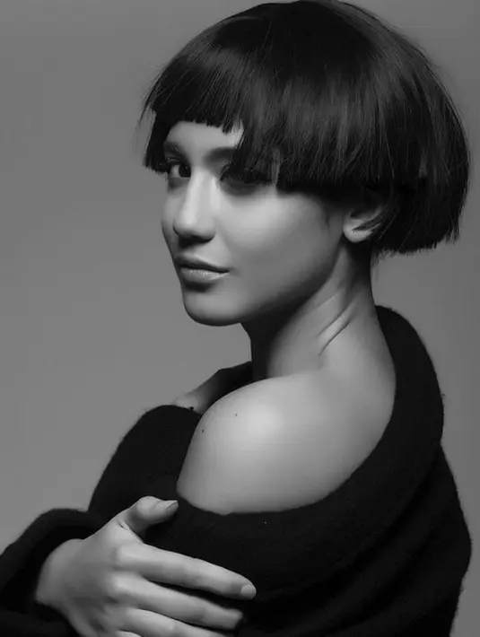 Ini gaya lain Pevita Pearce yang tak kalah menawan memamerkan bahunya. (Instagram @pevpearce)