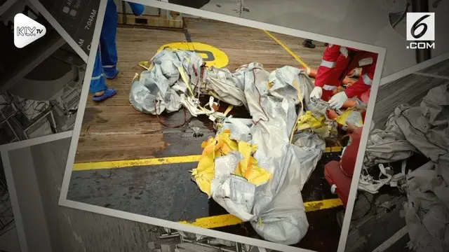 Petugas menemukan beberapa serpihan yang berasal dari pesawat Lion Air JT610 yang jatuh di perairan Karawang, Jawa barat.