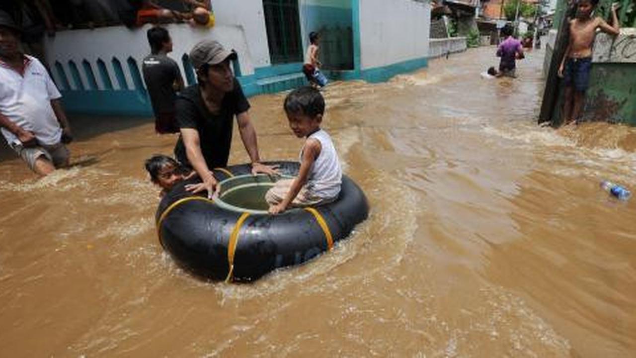 5 Aksi unik warga Jakarta di banjir besar