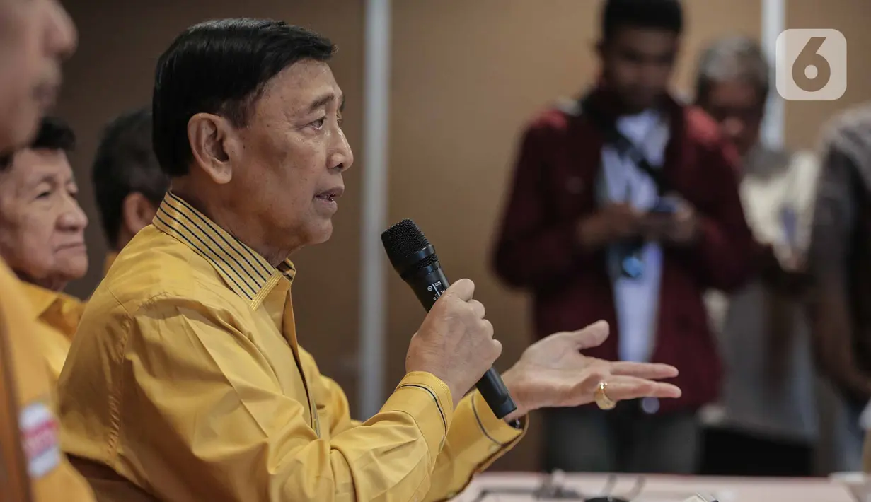 Ketua Dewan Pembina Partai Hanura Wiranto memberikan penjelasan saat menggelar preskon terkait kisruh Partai Hanura di Jakarta, Rabu (18/12/2019). Dalam penjelasannya, Wiranto menyatakan mundur dari Pembina Partai Hanura demi menghindari konflik dengan pengurus Partai. (Liputan6.com/Faizal Fanani)