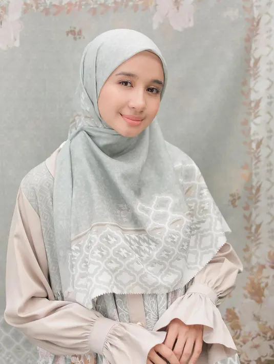 <p>Square hijab bermotif yang cocok untuk digunakan acara formal atau kegiatan sehari-hari. Penulis: Mufiidaanaiilaa A.S</p>