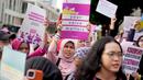 Ratusan orang turun ke jalan pada hari Jumat di Jakarta untuk memperingati Hari Perempuan Internasional. (AP Photo/Dita Alangkara)
