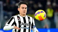 Paulo Dybala. Striker Argentina berusia 28 tahun yang kini memasuki musim ke-7 bersama Juventus ini nilai pasarnya menurun 10 juta euro dari 50 juta euro menjadi 40 juta euro. Musim ini ia telah tampil 28 laga di semua ajang dengan torehan 12 gol dan 6 assist. (AFP/Alberto Pizzoli)