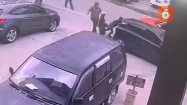 Viral anak anggota DPRD Wajo tinju dan tendang juru parkir (Liputan6.com/Istimewa)
