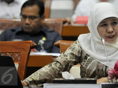Mensos Khofifah Indar Parawansa mengikuti Rapat Kerja (Raker) dengan Komisi VIII DPR di Jakarta, (16/2). Raker tersebut membahas evaluasi pelaksanaan APBN Tahun 2015 dan tindak lanjut Hasil temuan BPK Semester I Tahun 2015. (Liputan6.com/Johan Tallo)